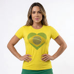 Modelo vestindo t-shirt brasil coração bandeira strass brilhante amarela — look Copa 2026 VAI DAR BRASIL elegante