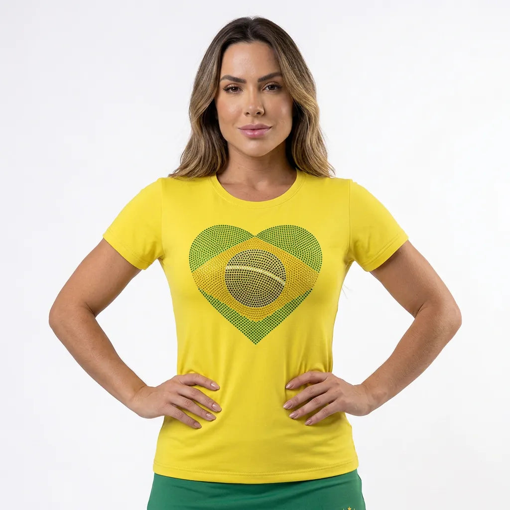 Modelo vestindo t-shirt brasil coração bandeira strass brilhante amarela — look Copa 2026 VAI DAR BRASIL elegante