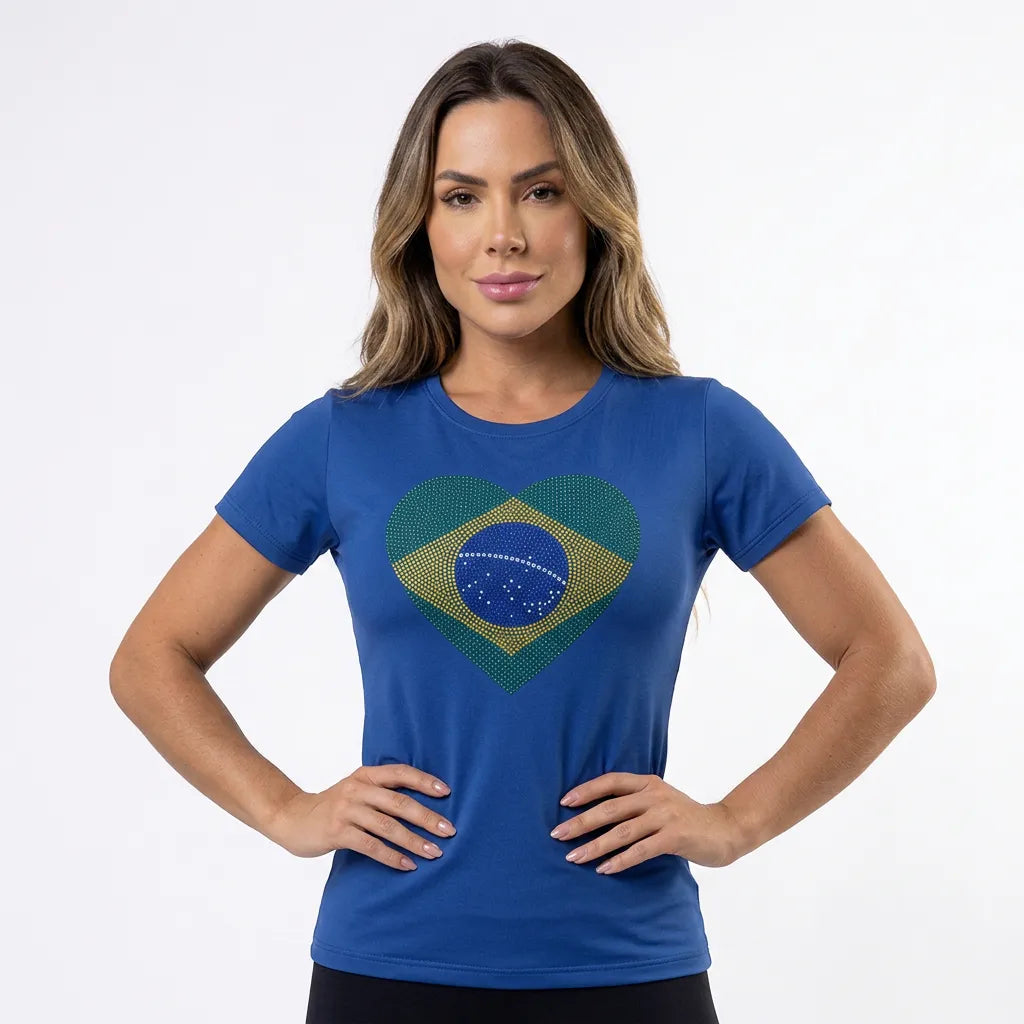Modelo vestindo t-shirt brasil coração bandeira strass brilhante azul — look Copa 2026 VAI DAR BRASIL elegante