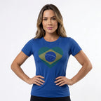 Modelo vestindo t-shirt brasil coração bandeira strass brilhante azul — look Copa 2026 VAI DAR BRASIL elegante