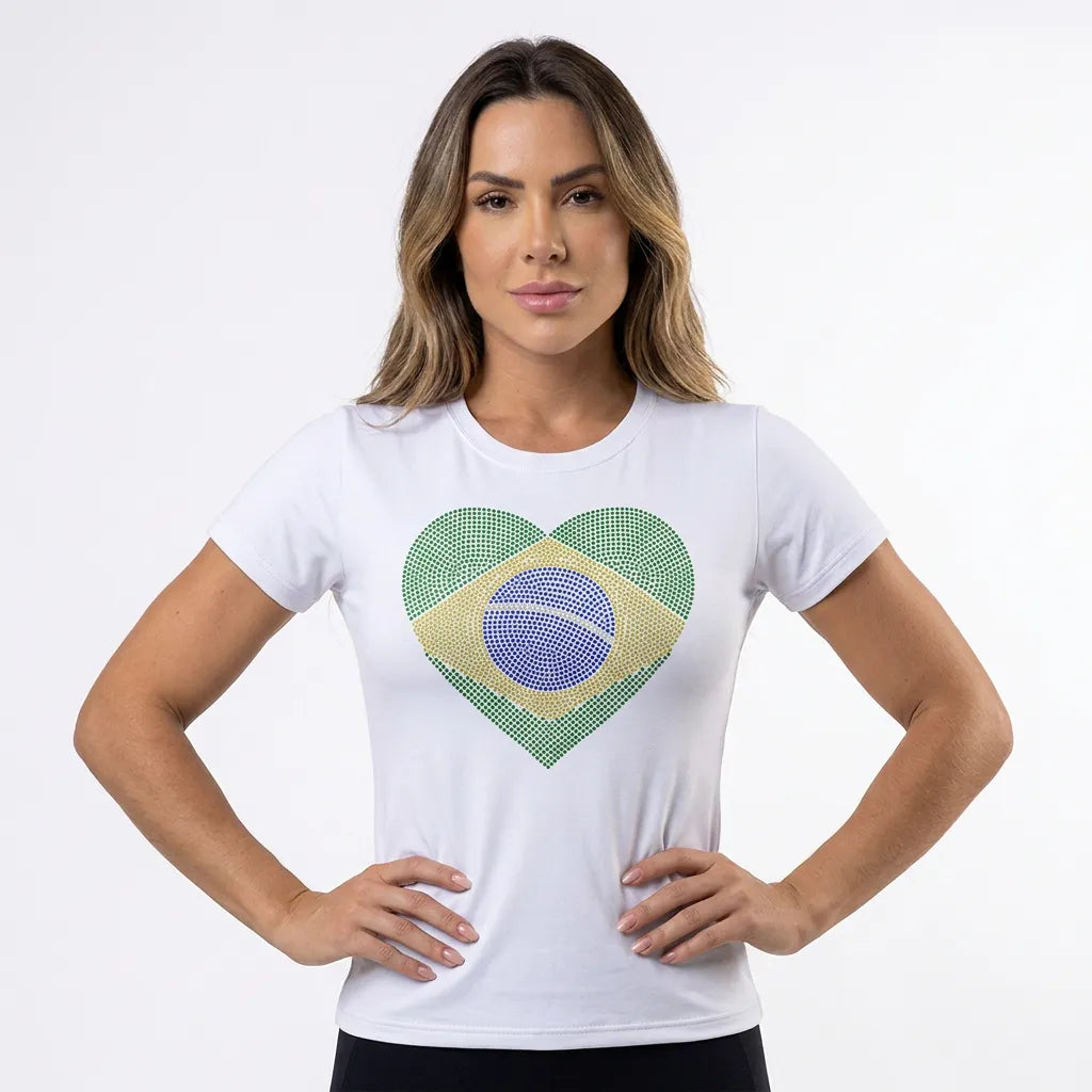 Modelo vestindo t-shirt brasil coração bandeira strass brilhante branca — look Copa 2026 VAI DAR BRASIL elegante