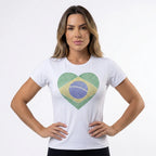 Modelo vestindo t-shirt brasil coração bandeira strass brilhante branca — look Copa 2026 VAI DAR BRASIL elegante