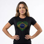 Modelo vestindo t-shirt brasil coração bandeira strass brilhante preto — look Copa 2026 VAI DAR BRASIL elegante