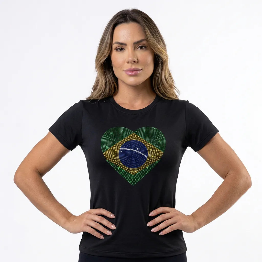 Modelo vestindo t-shirt brasil coração bandeira strass brilhante preto — look Copa 2026 VAI DAR BRASIL elegante