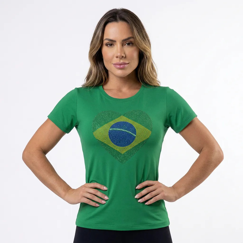 Modelo vestindo t-shirt brasil coração bandeira strass brilhante verde — look Copa 2026 VAI DAR BRASIL elegante