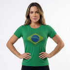 Modelo vestindo t-shirt brasil coração bandeira strass brilhante verde — look Copa 2026 VAI DAR BRASIL elegante