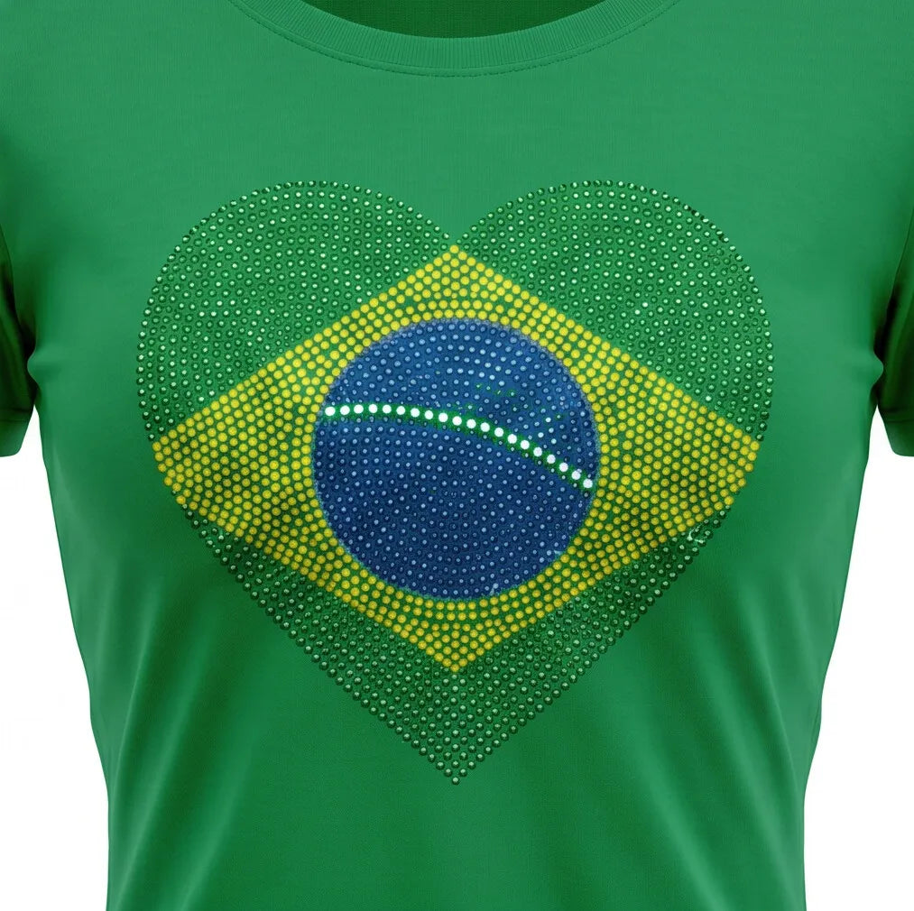 Detalhe coração bandeira brasil em strass brilhante verde — t-shirt viscolycra Copa 2026 VAI DAR BRASIL