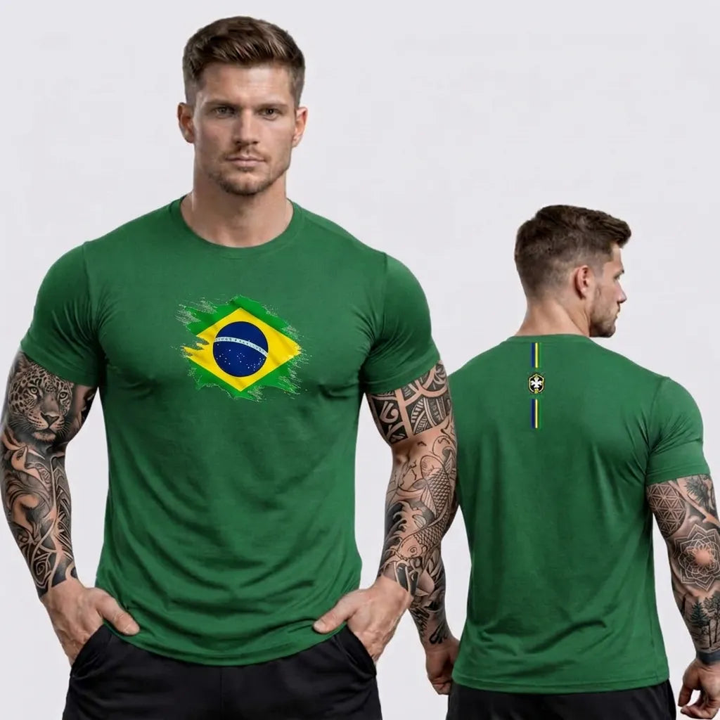 Homem vestindo camisa dry fit brasil slim bandeira verde masculino VAI DAR BRASIL — treino Copa 2026
