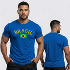 Homem vestindo camiseta dry fit brasil torcida regular azul bandeira VAI DAR BRASIL — torcedor Copa 2026