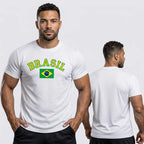 Homem vestindo camiseta dry fit brasil torcida regular branco bandeira VAI DAR BRASIL — torcedor Copa 2026