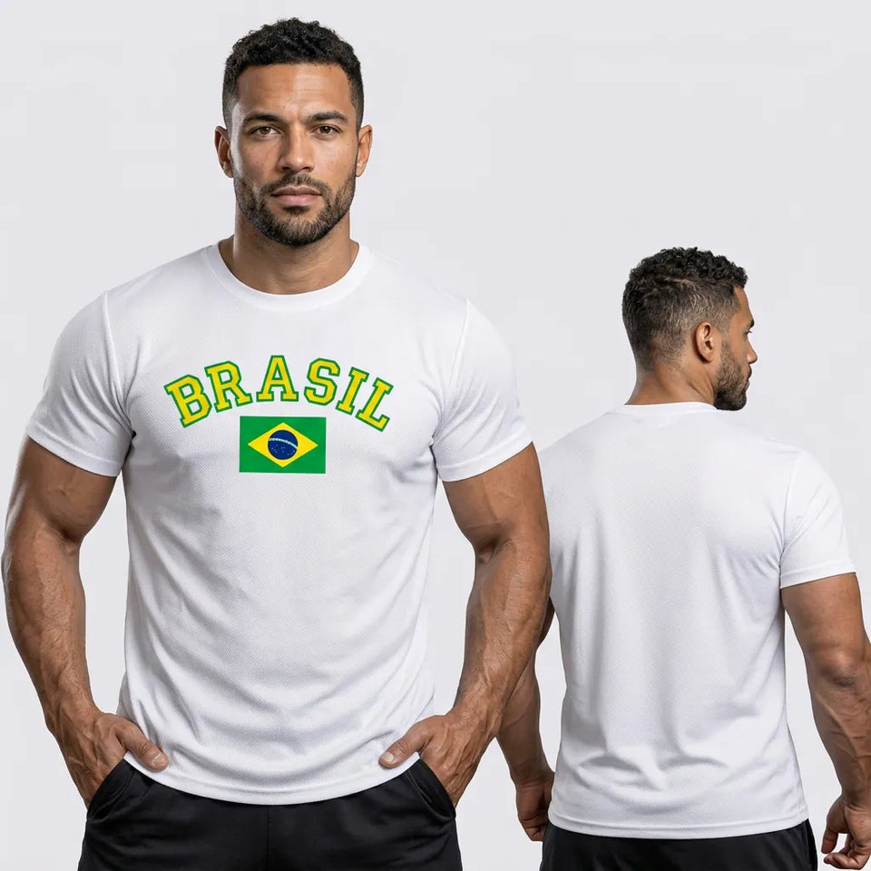 Homem vestindo camiseta dry fit brasil torcida regular branco bandeira VAI DAR BRASIL — torcedor Copa 2026