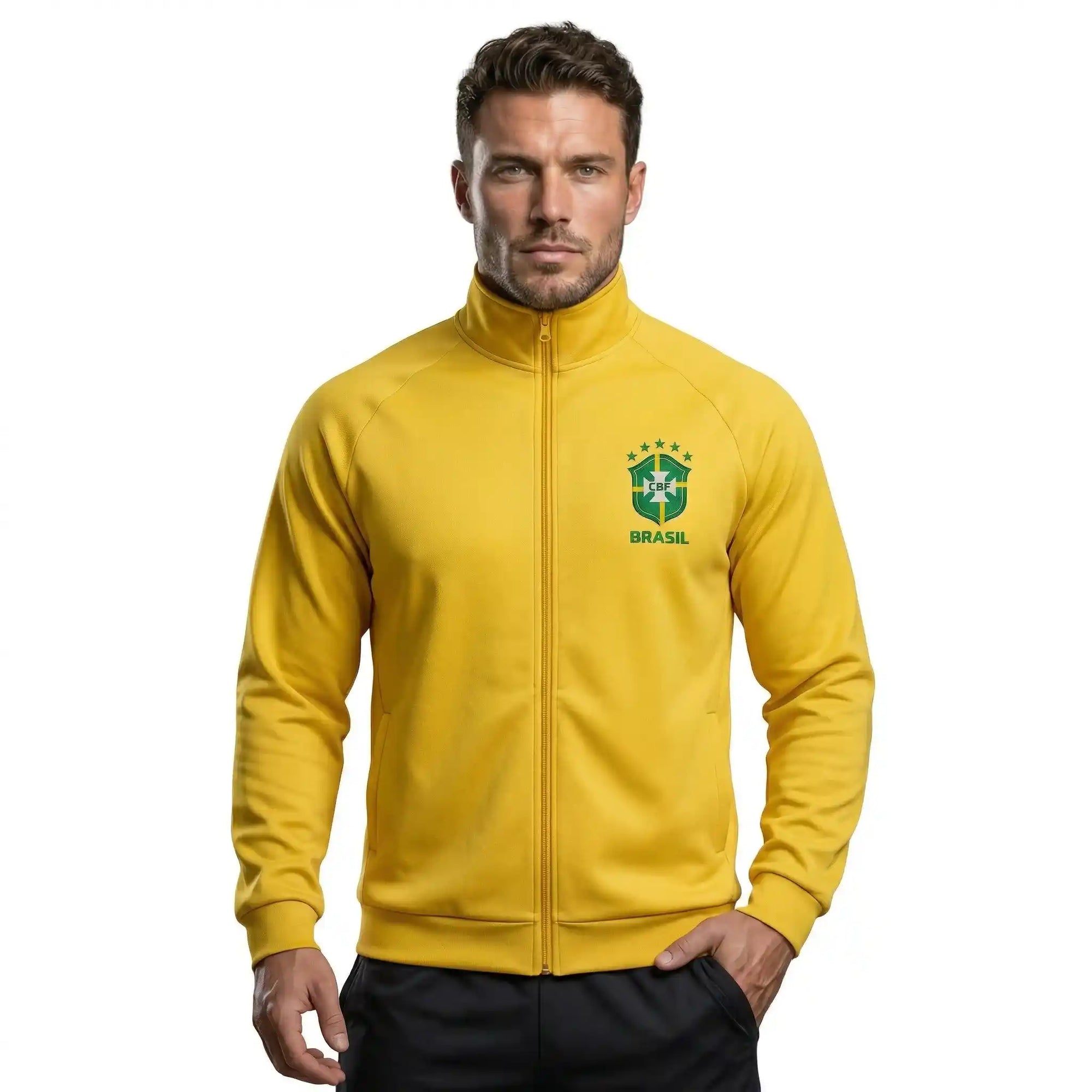 Homem vestindo jaqueta masculina brasil brasão amarelo poliéster VAI DAR BRASIL — torcedor Copa 2026