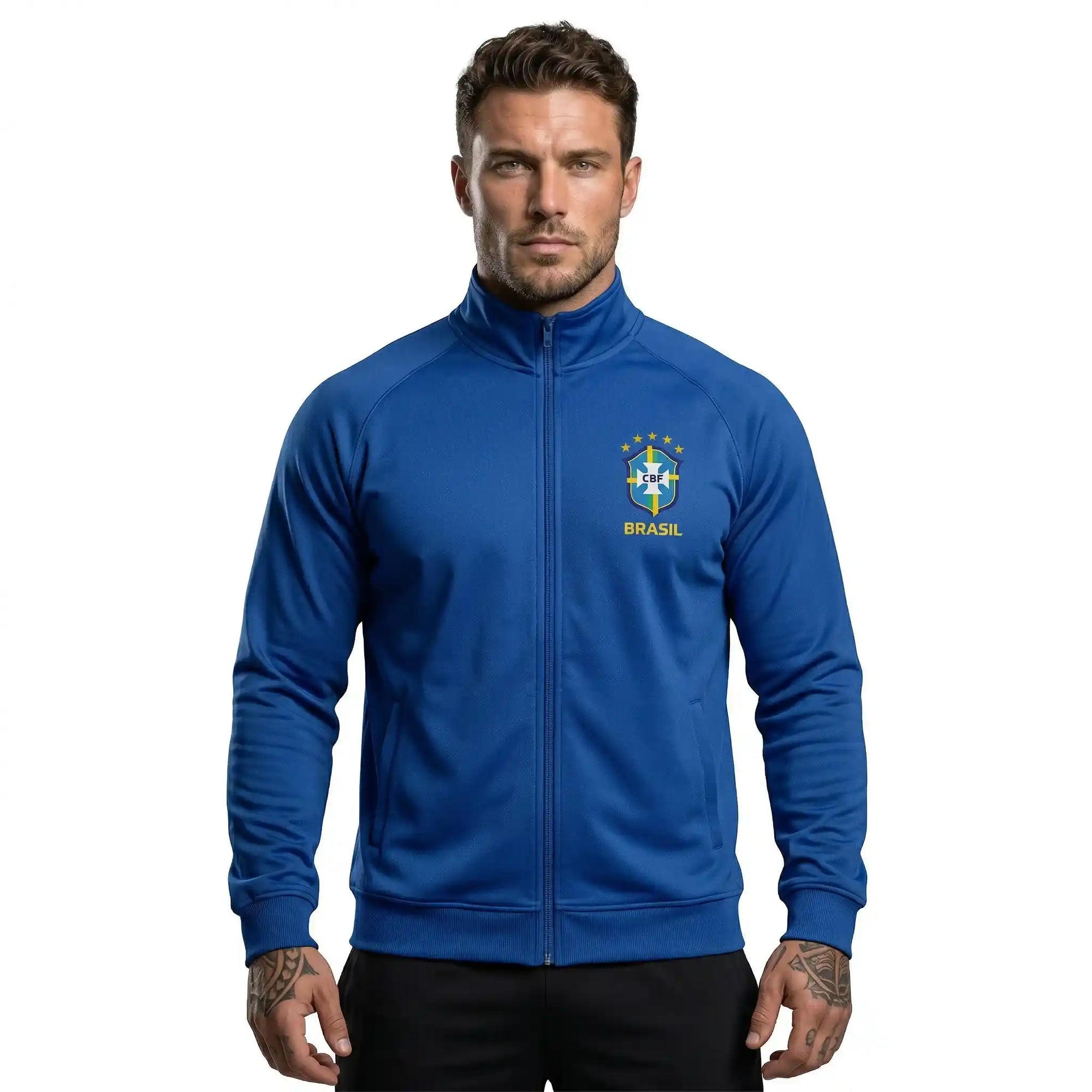 Homem vestindo jaqueta masculina brasil brasão azul poliéster VAI DAR BRASIL — torcedor Copa 2026