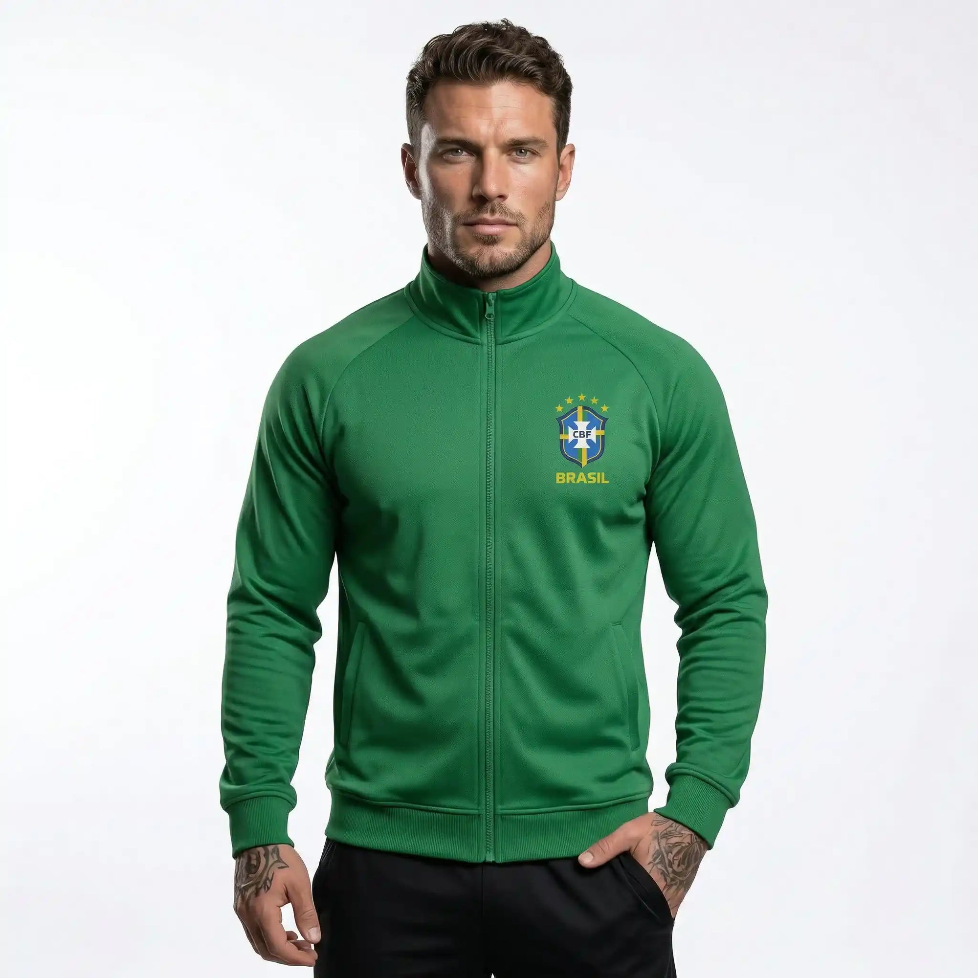 Homem vestindo jaqueta masculina brasil brasão verde poliéster VAI DAR BRASIL — torcedor Copa 2026