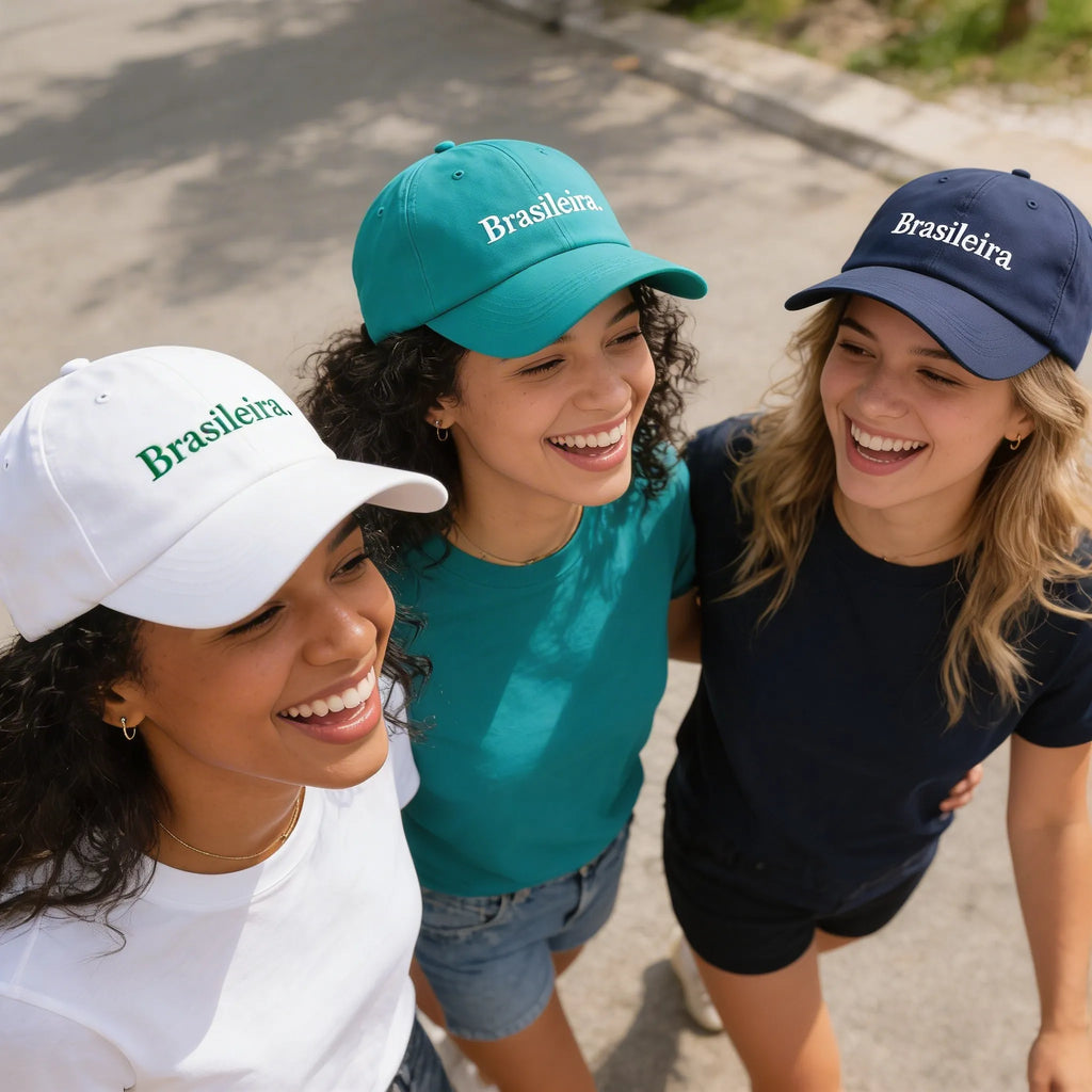 Mulher usando boné brasil feminino bordado VAI DAR BRASIL — look torcedora Copa do Mundo 2026