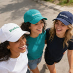 Mulher usando boné brasil feminino bordado VAI DAR BRASIL — look torcedora Copa do Mundo 2026