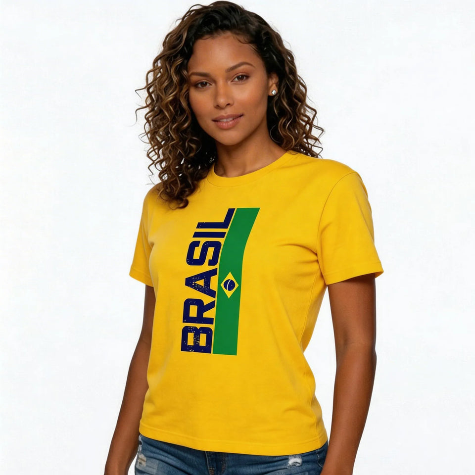 Mulher vestindo camiseta brasil algodão bandeira estilizada amarela feminino VAI DAR BRASIL — torcedora Copa 2026