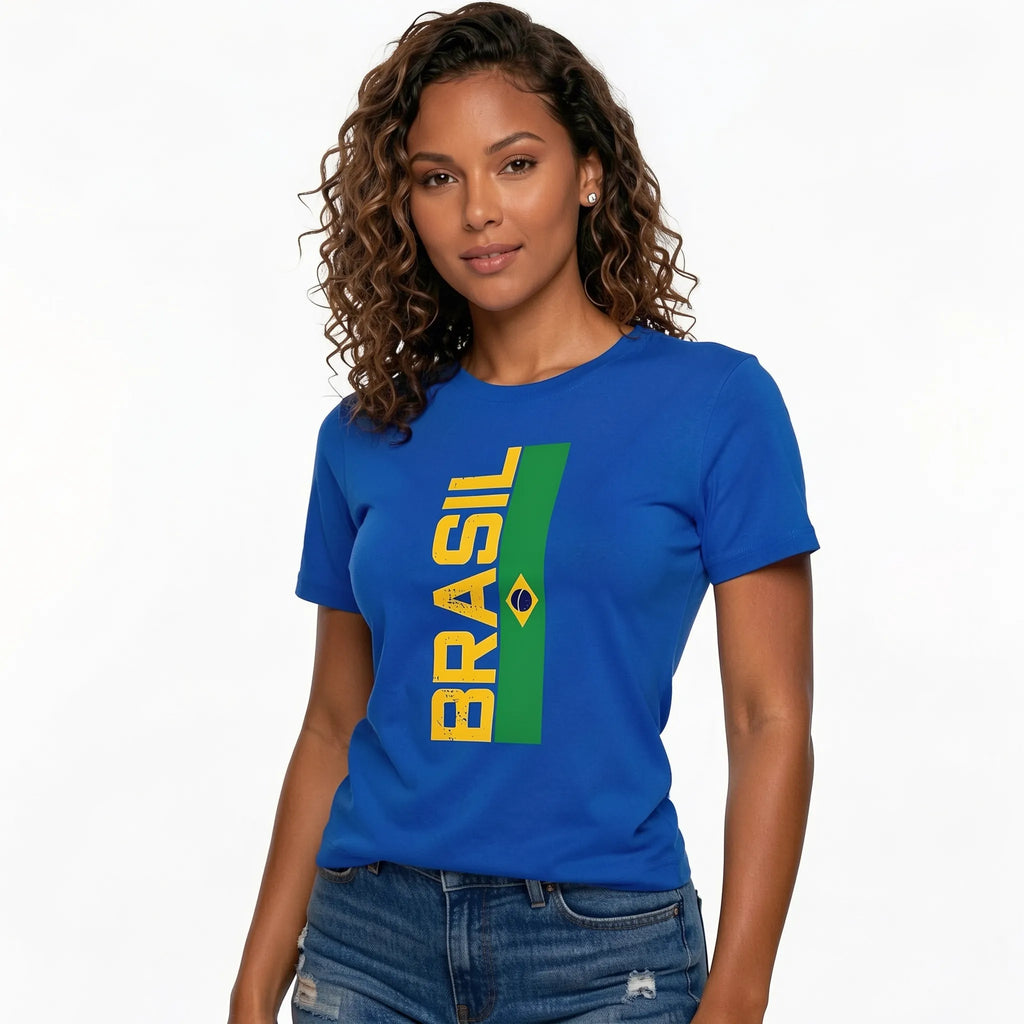 Mulher vestindo camiseta brasil algodão bandeira estilizada azul feminino VAI DAR BRASIL — torcedora Copa 2026