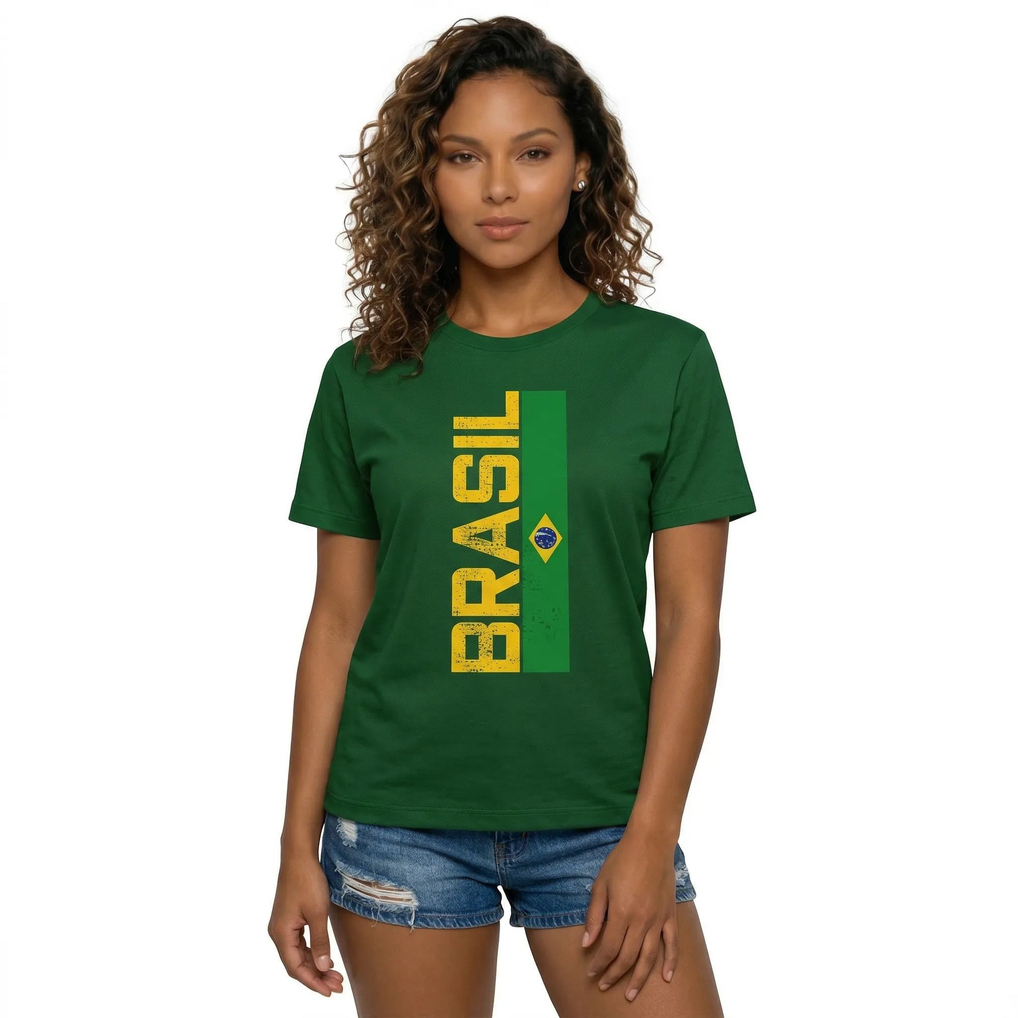 Mulher vestindo camiseta brasil algodão bandeira estilizada verde feminino VAI DAR BRASIL — torcedora Copa 2026