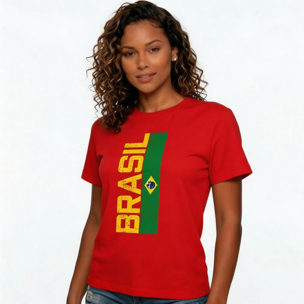 Mulher vestindo camiseta brasil algodão bandeira estilizada vermelho feminino VAI DAR BRASIL — torcedora Copa 2026