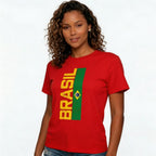 Mulher vestindo camiseta brasil algodão bandeira estilizada vermelho feminino VAI DAR BRASIL — torcedora Copa 2026