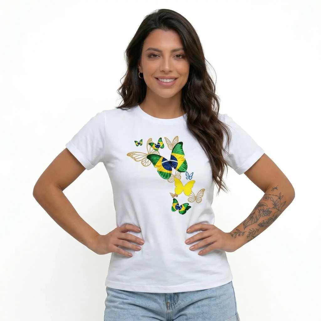 Mulher vestindo camiseta feminina brasil borboletas algodão branco premium VAI DAR BRASIL — Copa 2026