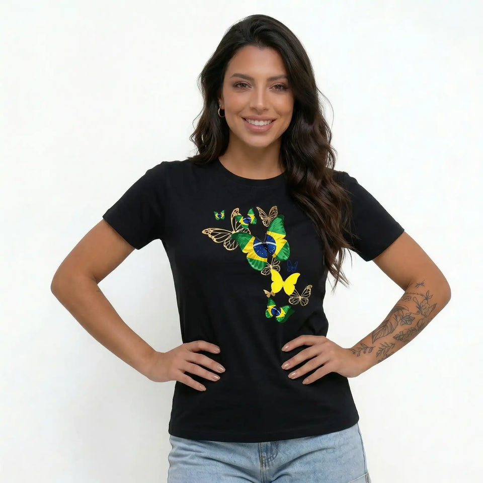 Mulher vestindo camiseta feminina brasil borboletas algodão preto premium VAI DAR BRASIL — Copa 2026