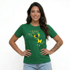 Mulher vestindo camiseta feminina brasil borboletas algodão verde premium VAI DAR BRASIL — Copa 2026