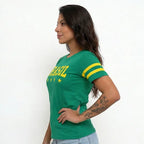 Vista lateral camiseta brasil feminino fit regular amarelo VAI DAR BRASIL — tecido leve Copa 2026