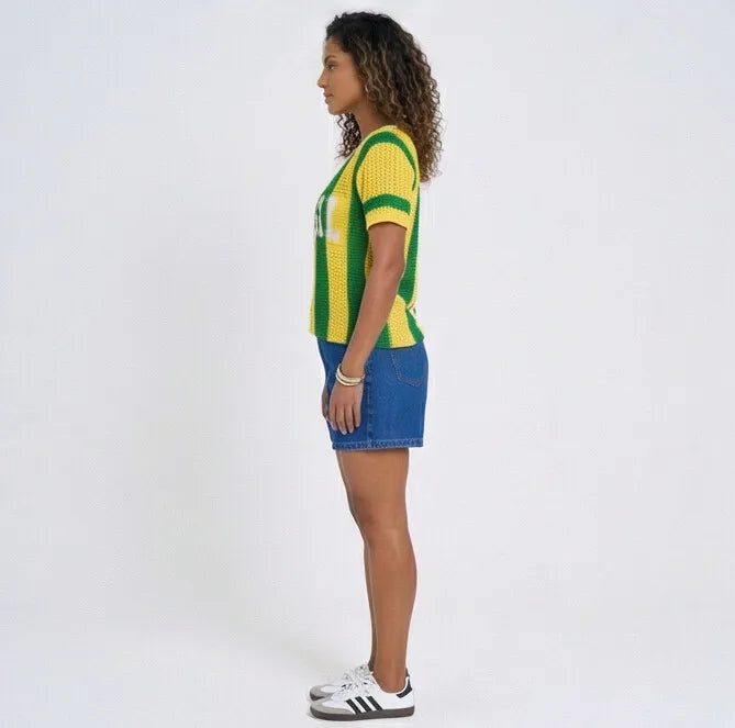 Vista lado camiseta crochê brasil artesanal feminino fit regular — detalhe textura VAI DAR BRASIL