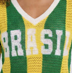Mulher vestindo camiseta crochê brasil artesanal fit regular VAI DAR BRASIL — look torcedora Copa 2026