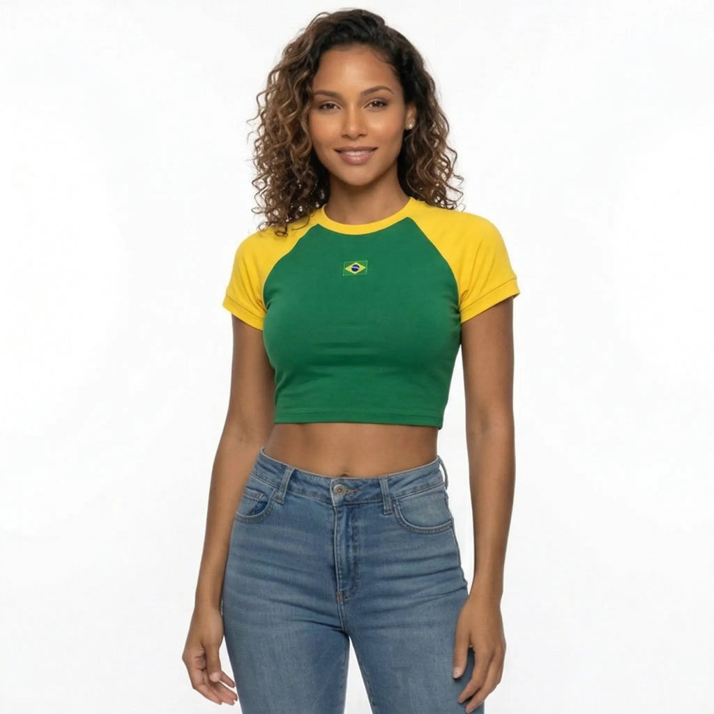 Mulher vestindo cropped brasil bordado baby look suplex verde amarelo VAI DAR BRASIL — torcedora Copa 2026