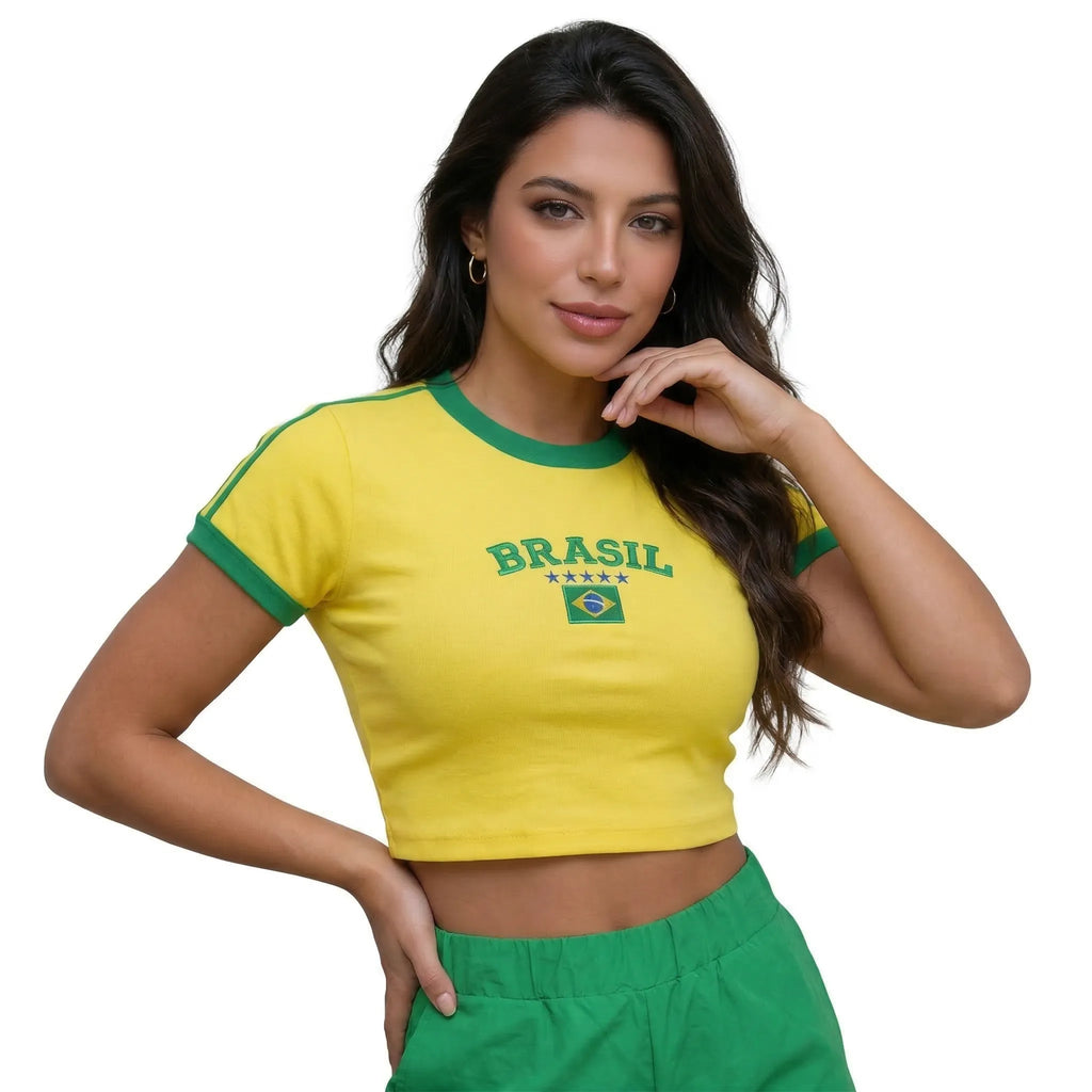 Mulher vestindo cropped brasil canelado bordado baby tee amarelo VAI DAR BRASIL — look torcedora Copa 2026