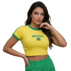 Mulher vestindo cropped brasil canelado bordado baby tee amarelo VAI DAR BRASIL — look torcedora Copa 2026