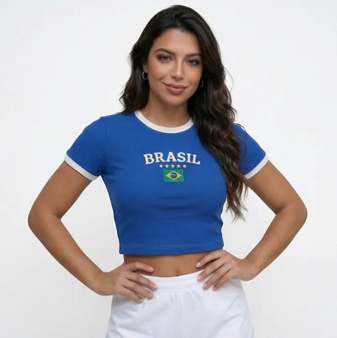 Mulher vestindo cropped brasil canelado bordado baby tee amarelo VAI DAR BRASIL — look torcedora Copa 2026