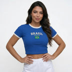 Mulher vestindo cropped brasil canelado bordado baby tee amarelo VAI DAR BRASIL — look torcedora Copa 2026