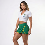 Mulher vestindo cropped colarinho bojo brasil suplex branco baby look VAI DAR BRASIL — torcedora Copa 2026