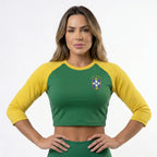 Mulher vestindo cropped manga longa brasil ribana slim verde logo seleção VAI DAR BRASIL — Copa 2026