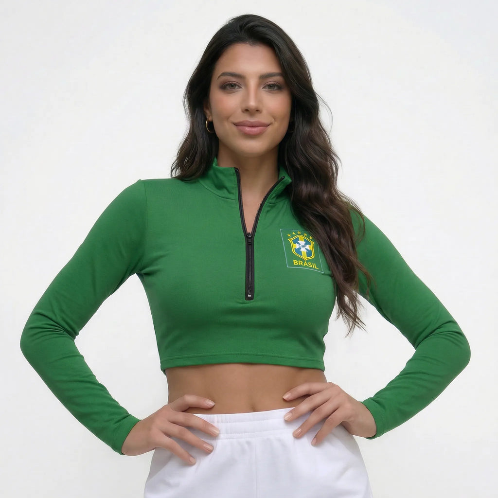 Mulher vestindo cropped zipper cbf brasil suplex verde slim VAI DAR BRASIL — look academia torcedora Copa 2026