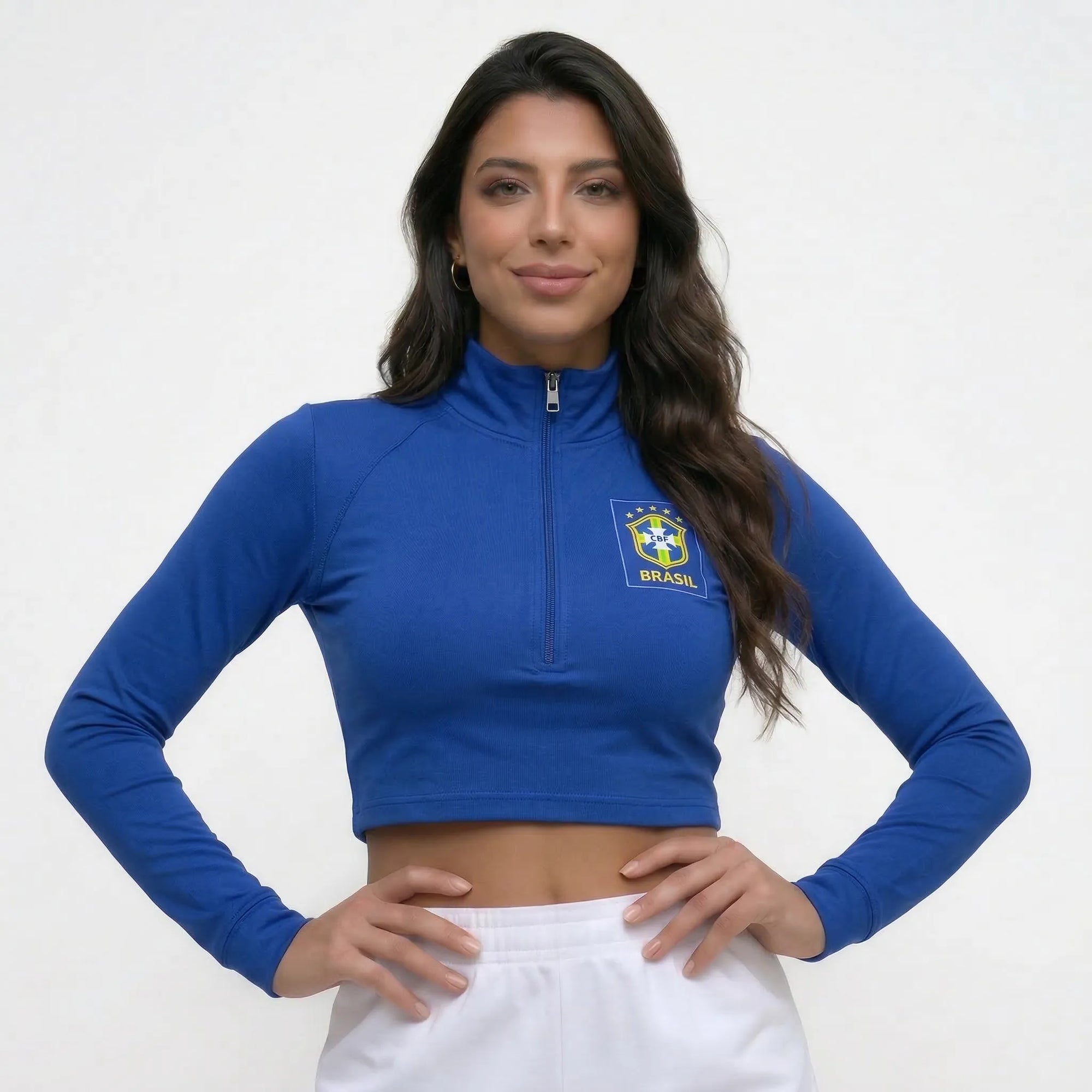 Mulher vestindo cropped zipper cbf brasil suplex azul slim VAI DAR BRASIL — look academia torcedora Copa 2026