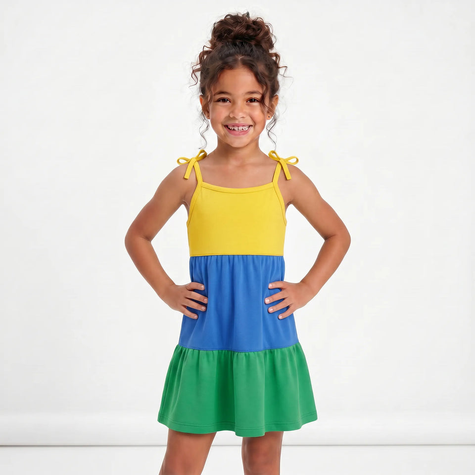 Menina vestindo vestido infantil alças laço tricolor verde azul amarelo brasil — look Copa 2026 VAI DAR BRASIL encanto