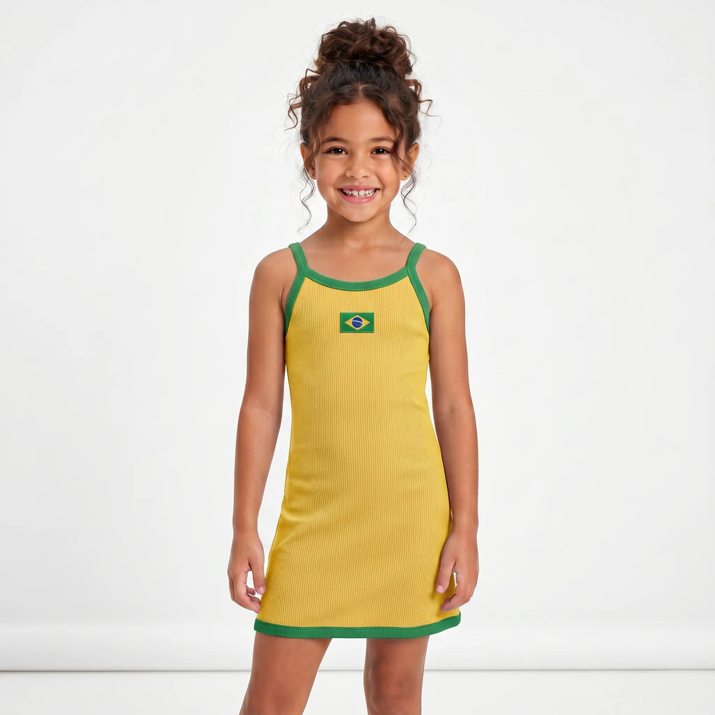 Menina vestindo vestido infantil canelado ribana brasil bandeira amarelo — look torcida Copa 2026 VAI DAR BRASIL charme