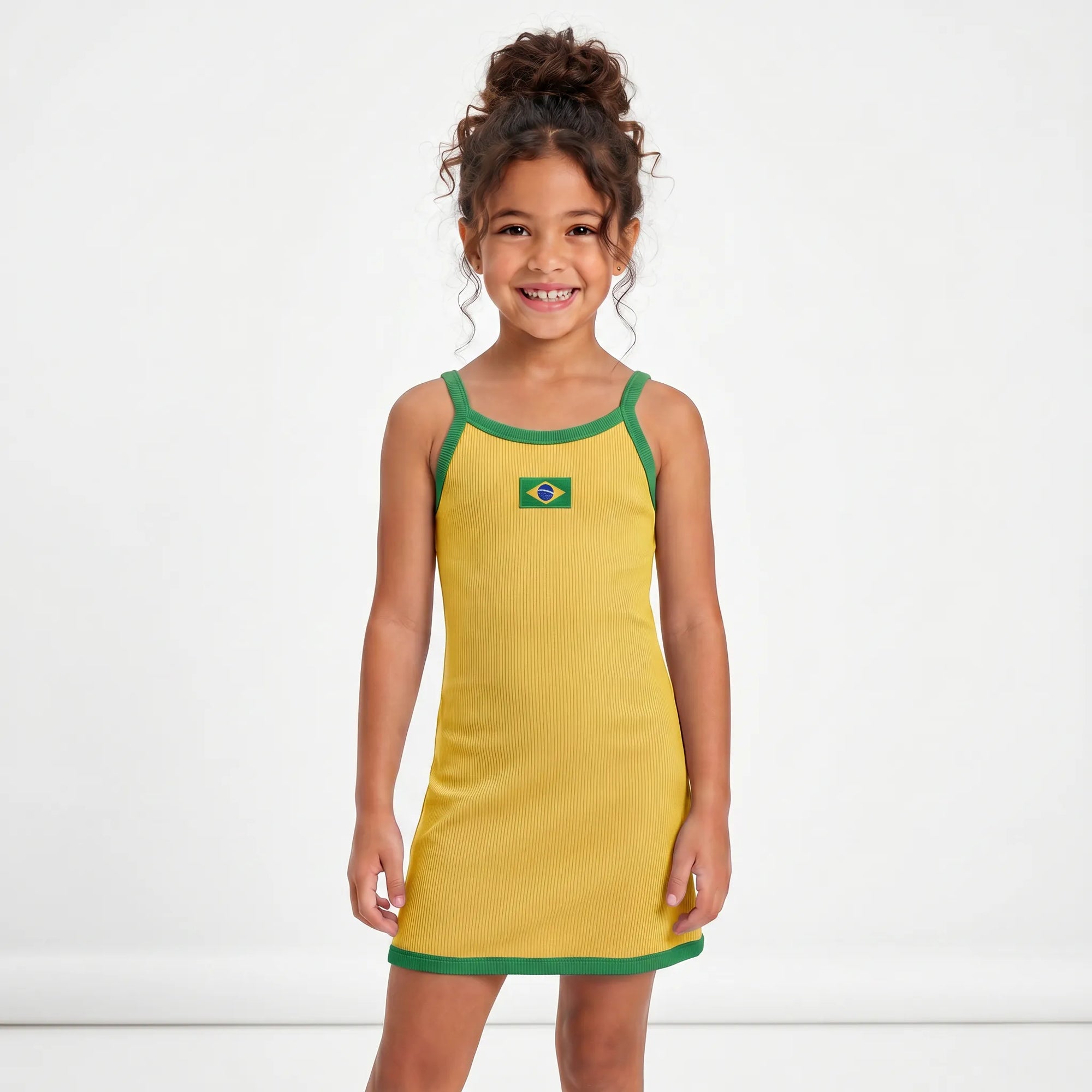 Menina vestindo vestido infantil canelado ribana brasil bandeira amarelo — look torcida Copa 2026 VAI DAR BRASIL charme