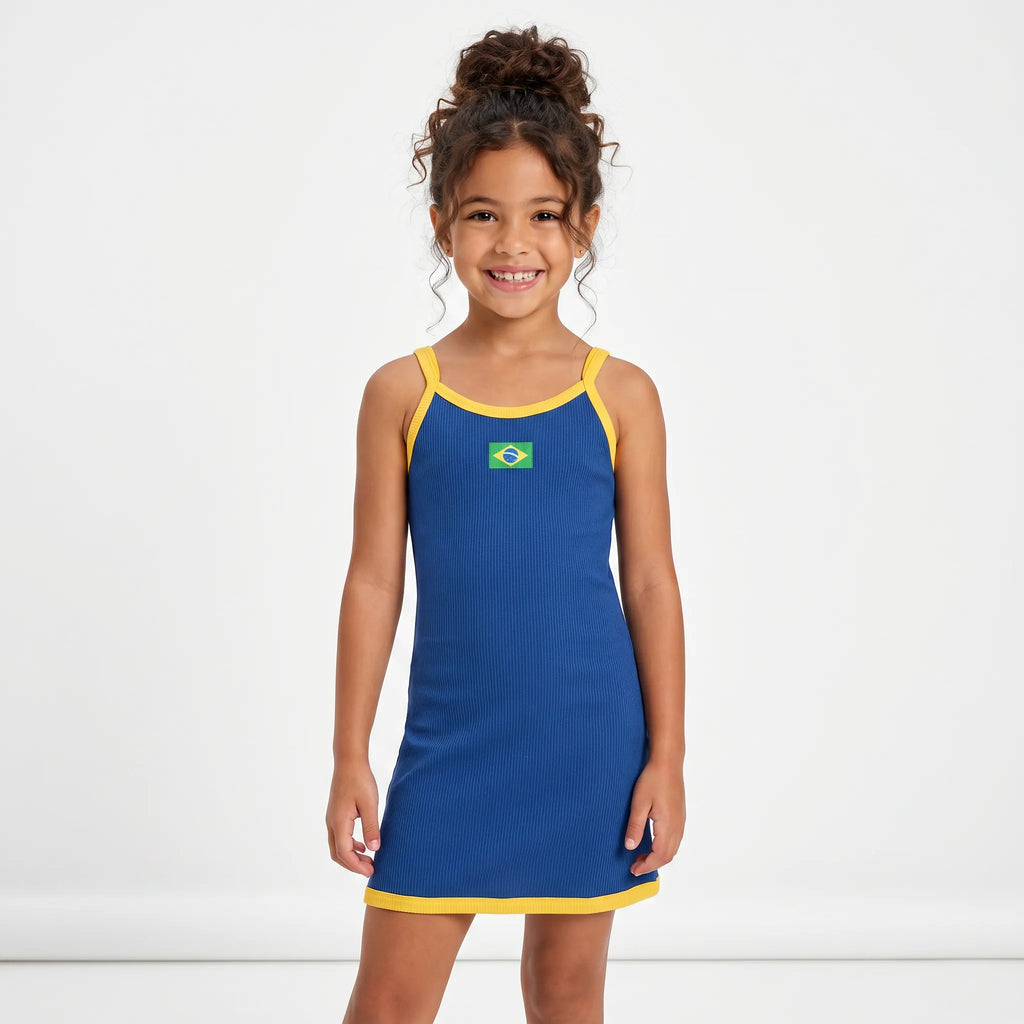 Menina vestindo vestido infantil canelado ribana brasil bandeira azul — look torcida Copa 2026 VAI DAR BRASIL charme