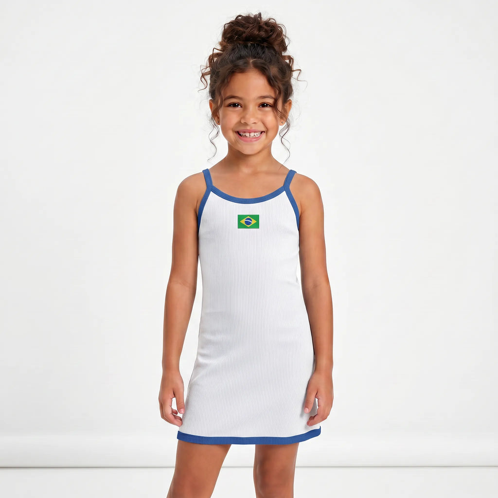 Menina vestindo vestido infantil canelado ribana brasil bandeira branco — look torcida Copa 2026 VAI DAR BRASIL charme