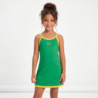 Menina vestindo vestido infantil canelado ribana brasil bandeira verde — look torcida Copa 2026 VAI DAR BRASIL charme