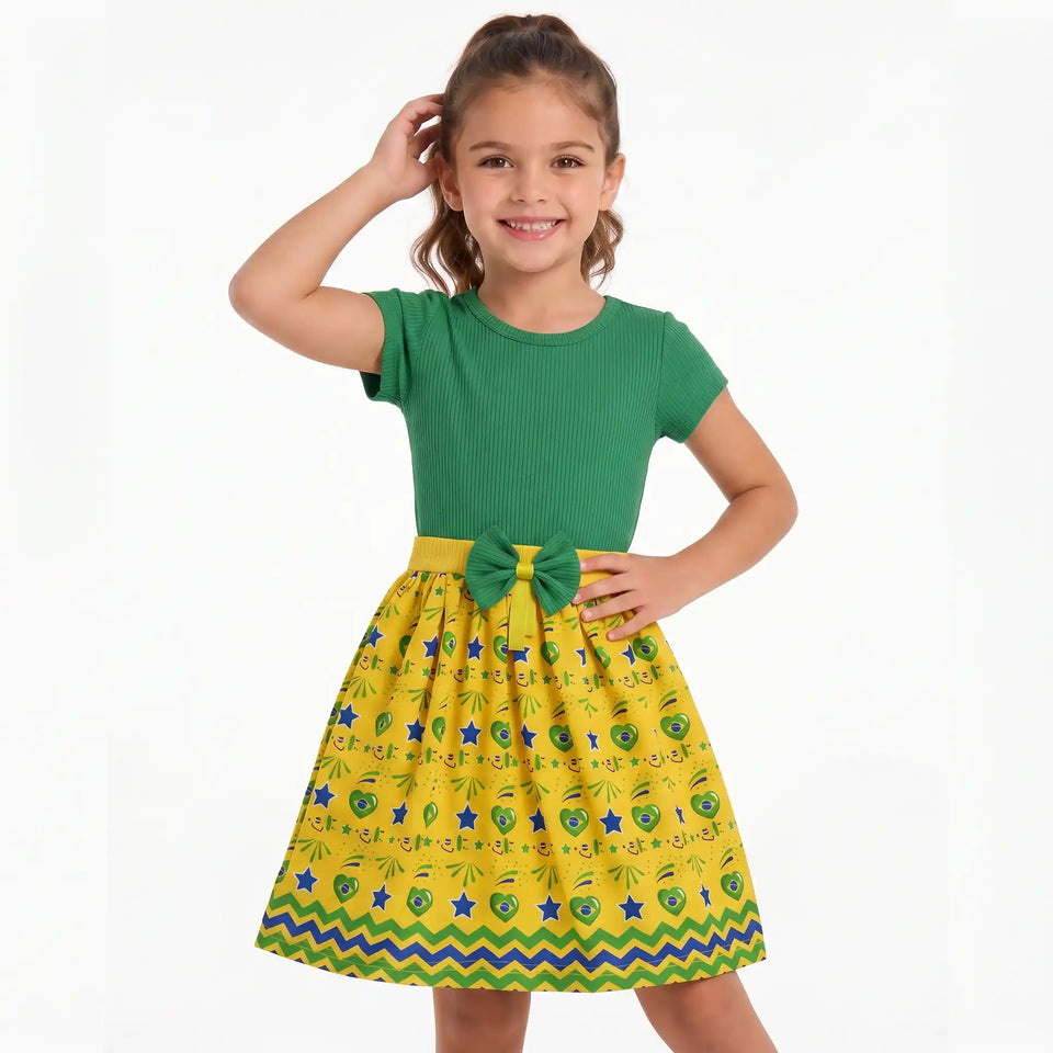 Menina vestindo vestido infantil temático festa brasil verde amarelo bandeira — look torcida Copa 2026 VAI DAR BRASIL
